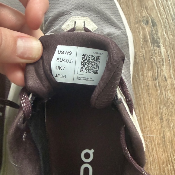 Womans OnCloud Waterproof Cloudrunner shoes - Picture 2 of 5